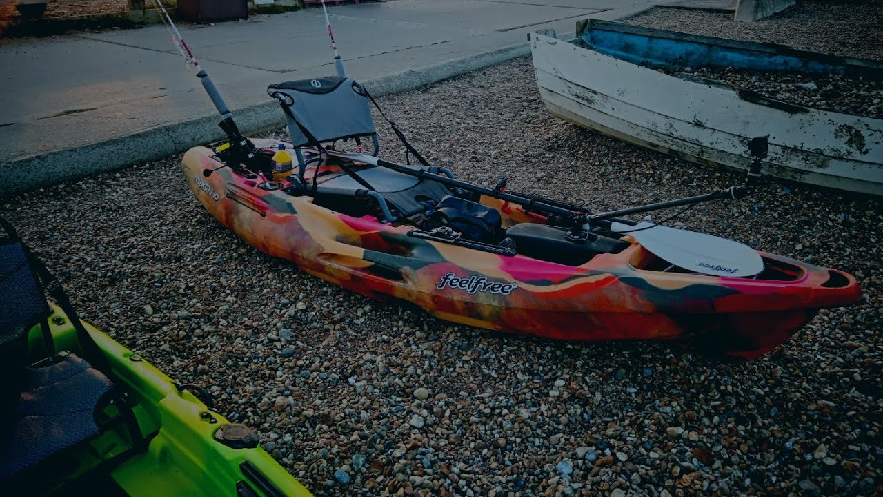 KAYAK FISHING FOR BASS - TROLLING LURES AND USING BAITED FEATHERS - UK SEA FISHING 