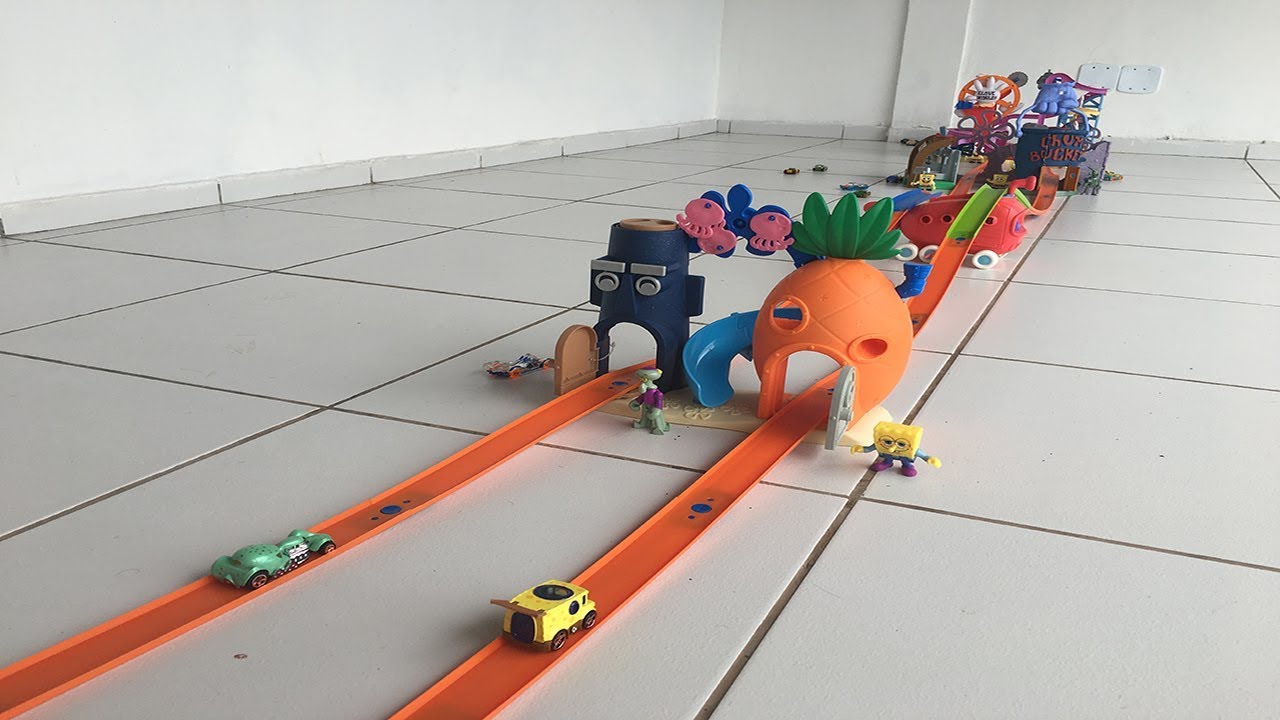 FIZ UMA PISTA HOT WHEELS QUE PASSA DENTRO DA FENDA DO BIQUÍNI DO BOB ESPONJA!!