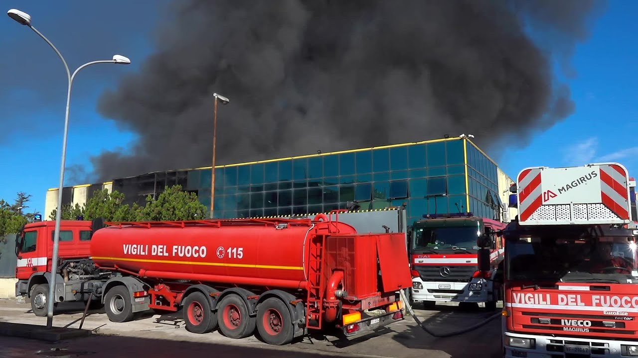 Deposito in fiamme ad Arzano: impressionante colonna di fumo, Vigili del Fuoco sul posto