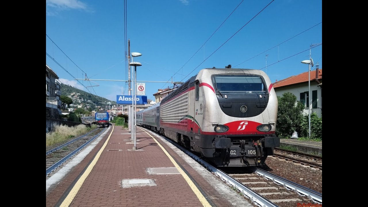 Treni nella stazione di Alassio