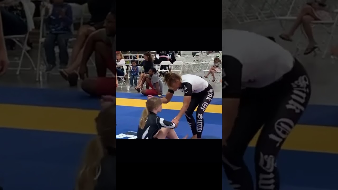 Garotinha de apenas 13 anos de idade entra em uma competição e finaliza uma faixa preta.