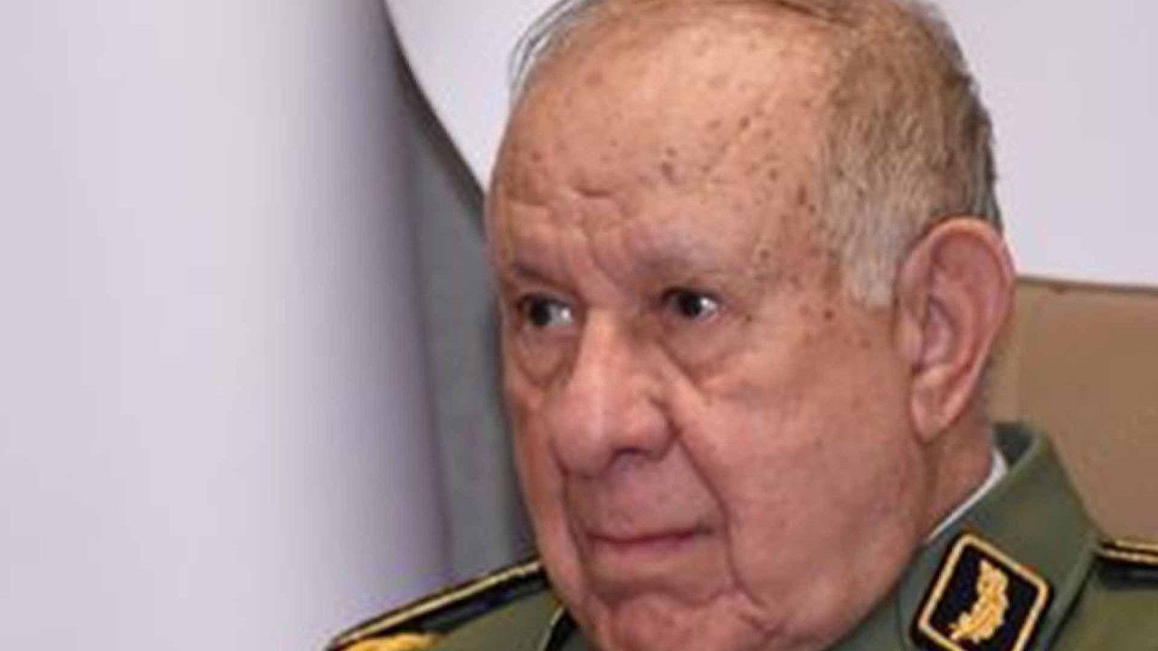 الجيش الذي يقوده عجوز مُفسد مثل شنڨريحة جيش ضعيف...