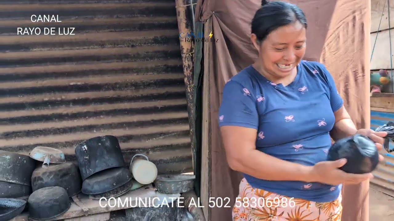 Vive en pobreza extrema; pero no pierde el buen sentido del humor! Raja leña, trabaja pero poco le….