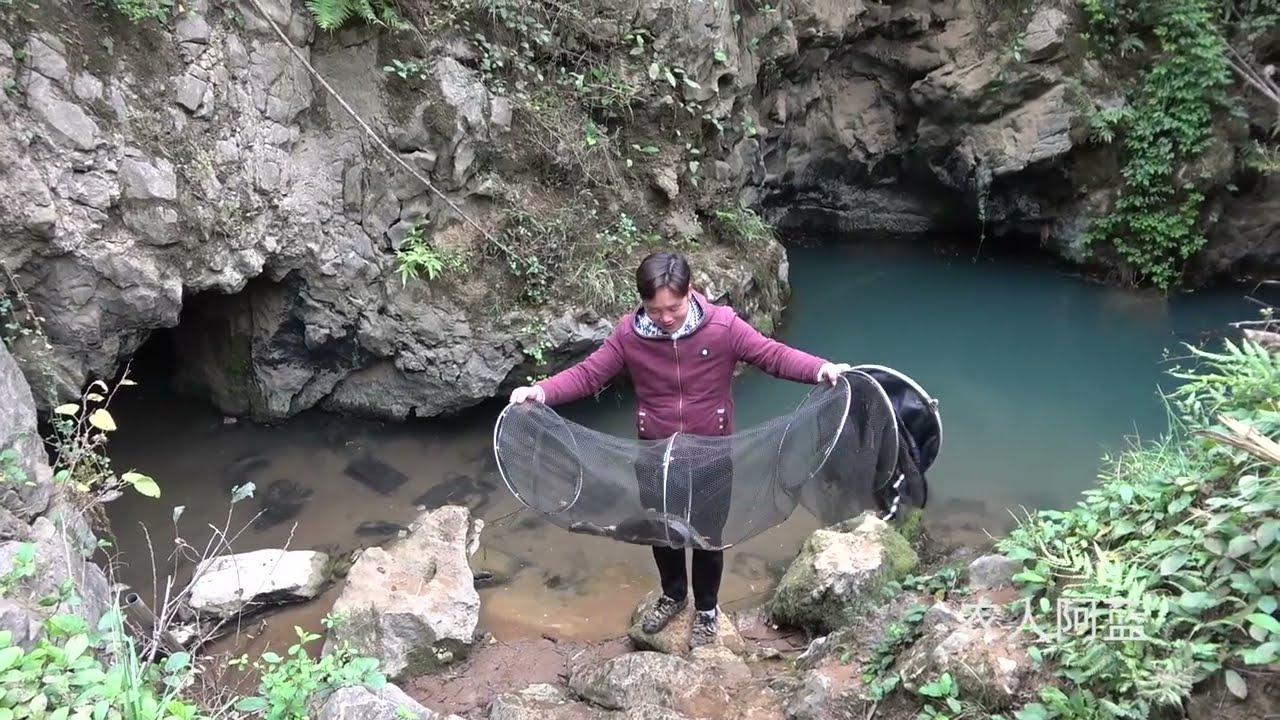 小伙到隐蔽的深潭钓鱼，下竿一会就遇大货上钩，太刺激了