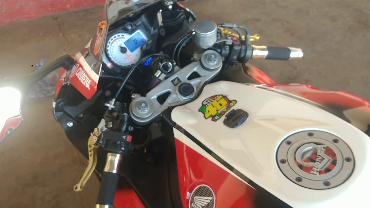 CBR 1000 RR com painel stretfather sf2