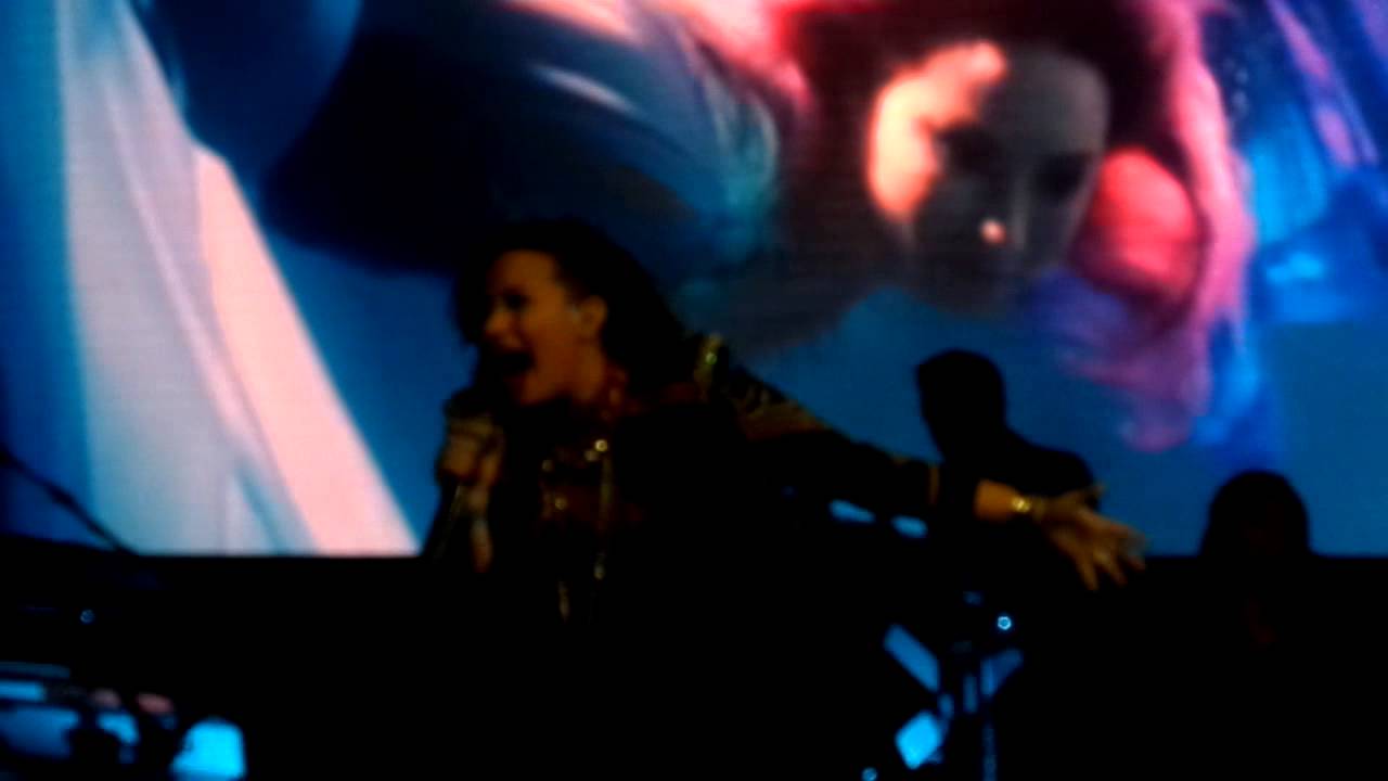 The Neon Lights Tour Arena Monterrey 17.5.14 Demi Lovato Heart Attack /Remember December
