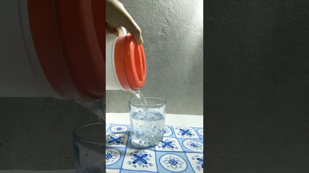 The Amazing Refraction of Light: Bending a Spoon in Water. #shortvideo #easyexperiment
