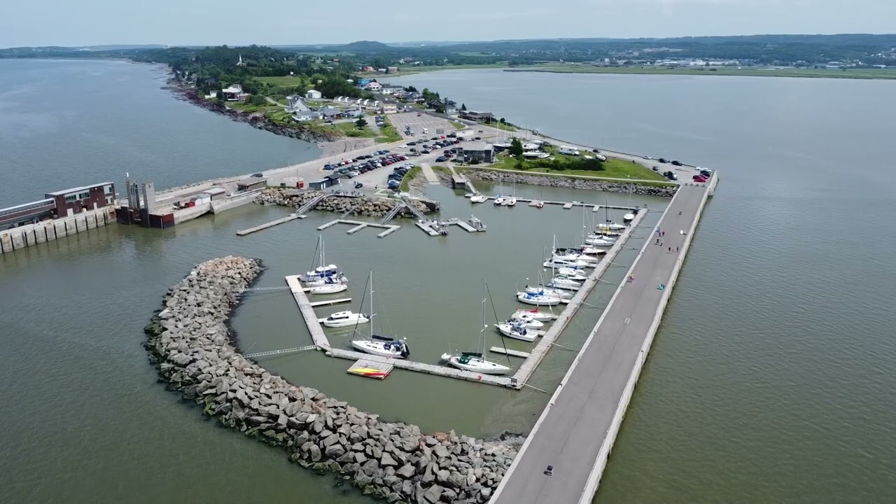 Club Nautique de Rivi&egrave;re-Du-Loup. Quai et marina de la ville de Rivi&egrave;re-du-Loup a vue de drone 2.7k