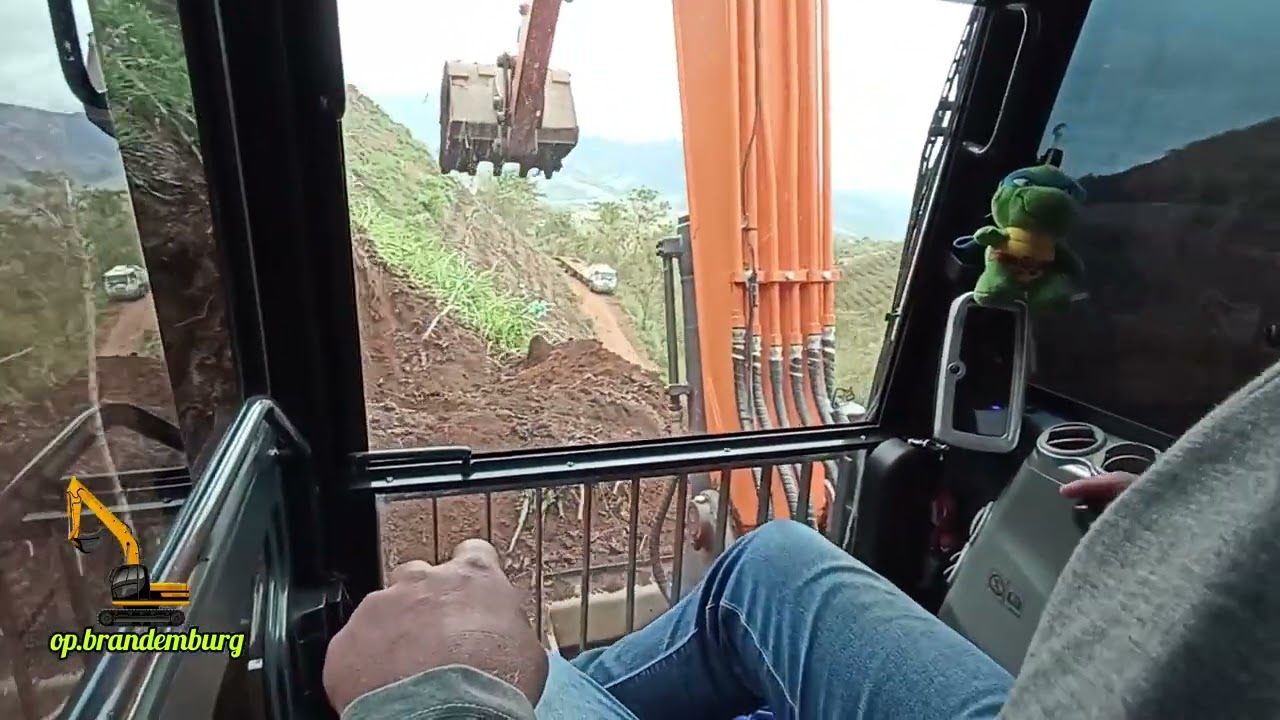 cortando estrada (carreador) para melhor acesso na lavoura com a Mini escavadeira hidráulica DX60