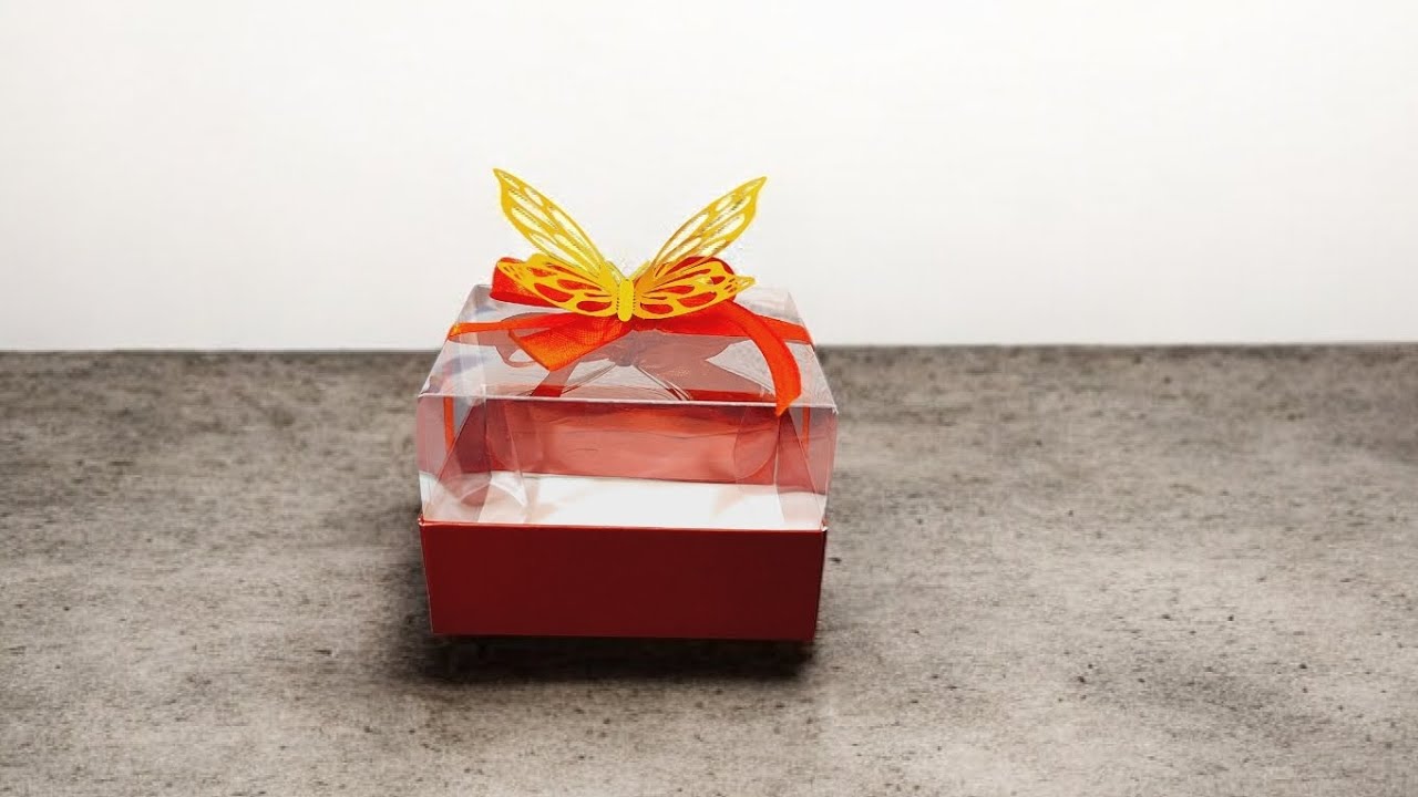 Caja cuadrada de cartulina espejo y acetato . Ideal para velas decoradas o para  cualquier detalle.