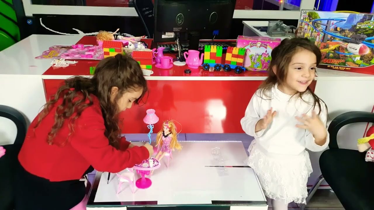 Oyuncak Kutu Açılışı - Liya ve Nira Eğlenceli Oyuncaklarla Oynuyor