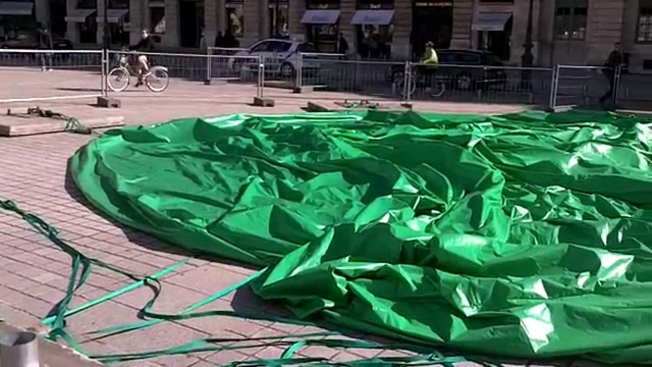 Oeuvre détruite de Paul McCarthy Place Vendome Paris 18 octobre 2014