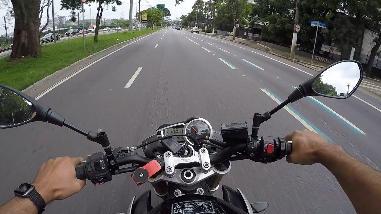 A visão do piloto tocando uma 675 - Triumph street triple 