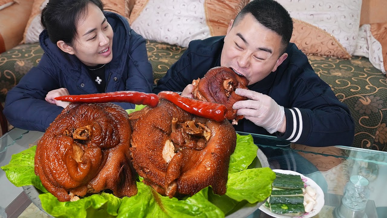 100 юаней за 2 свиные ножки, тушеные в Erguotou 