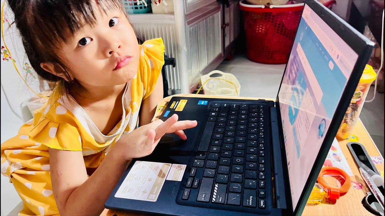 Khả Hân luyện các vòng chuẩn bị thi IOE và vẽ tranh trên máy tính