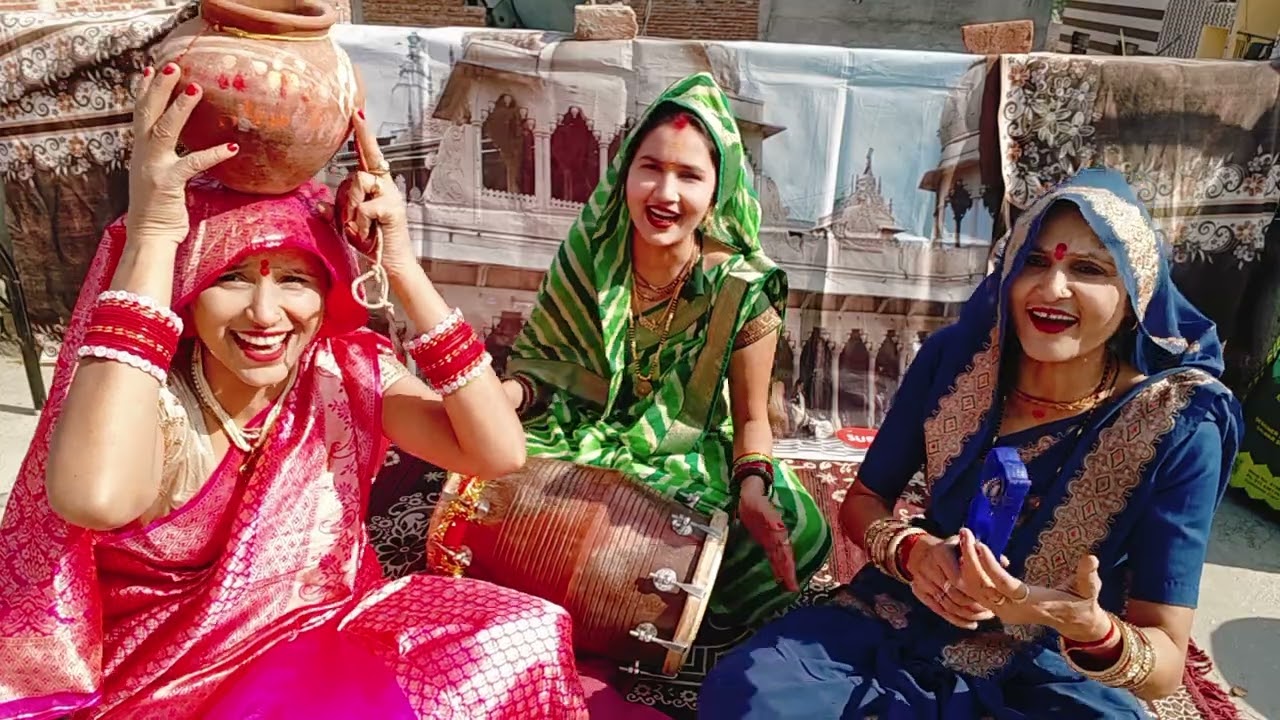 गई यमुना के तीर 🌹वहां भरने को नीर 🌹 मैं तो भूल गई घर की डगरिया 🌹 मेरी यमुना में बह गई गगरिया