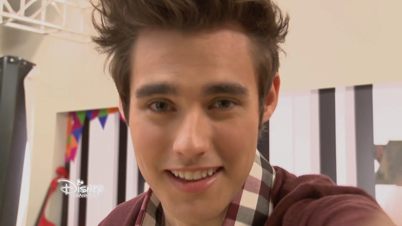 Violetta saison 3 - Les coulisses : Essayage des costumes