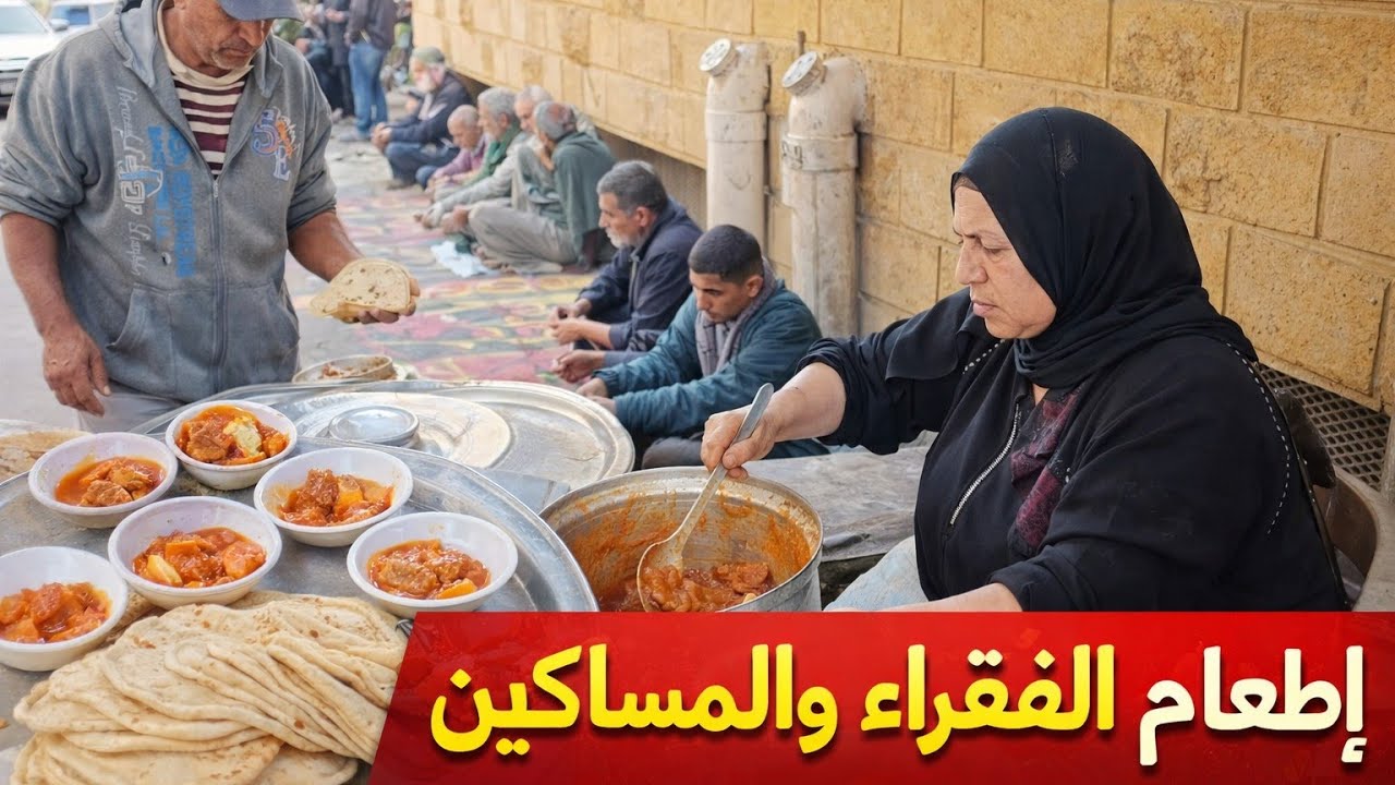 «مش عايزة غلطة».. الحاجة أم محمد تشدد على نضافة الأطباق قبل توزيع النفحات في الفولي بالمنيا
