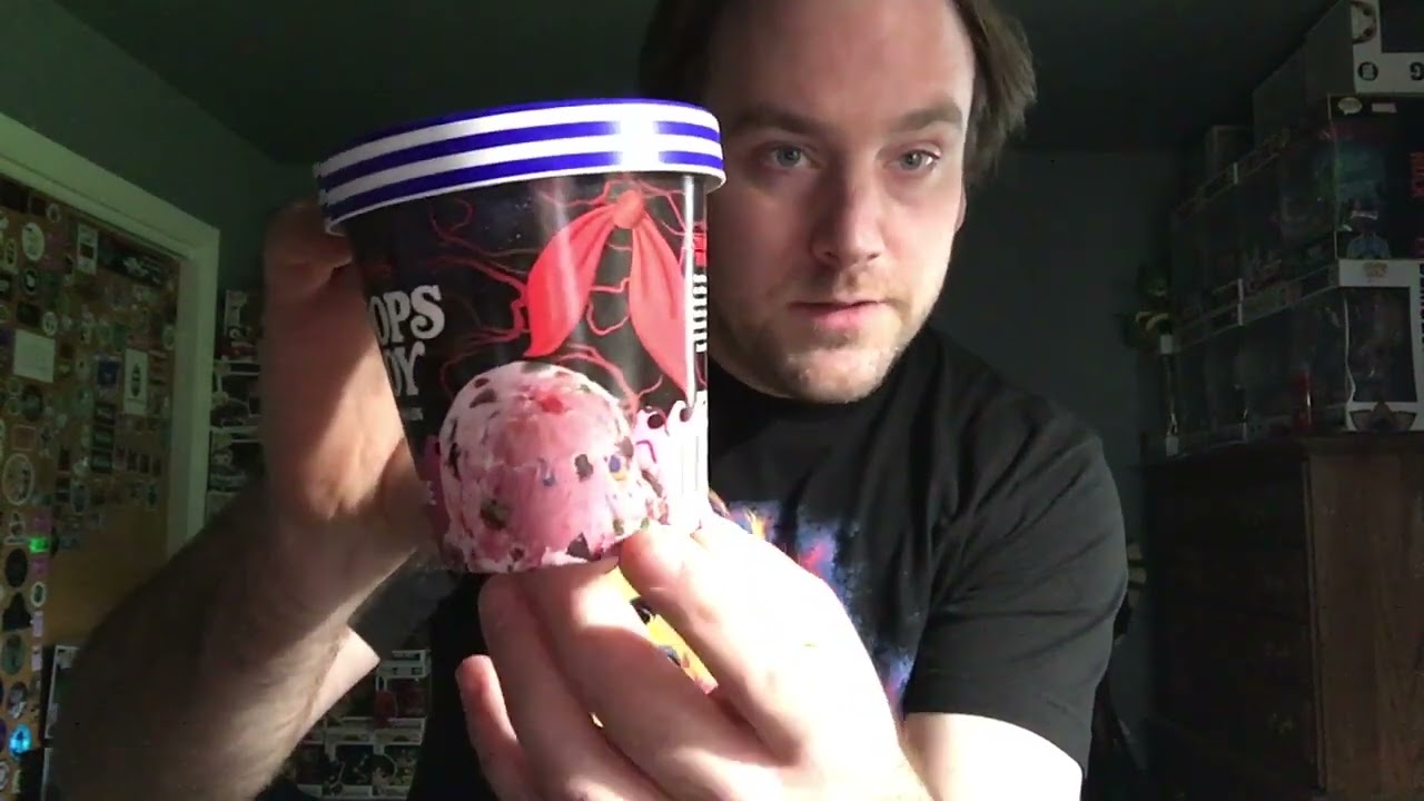 Reviewing the Stranger Things Scoops Ahoy ice cream thats only at Walmart 🍨🍦