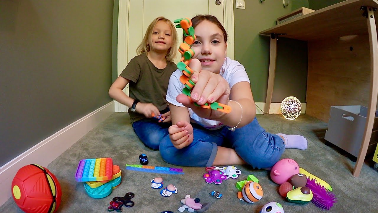 Alma & Harry visar sina Fidget Toys