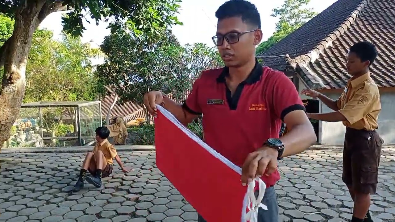 Melipat Bendera Merah Putih