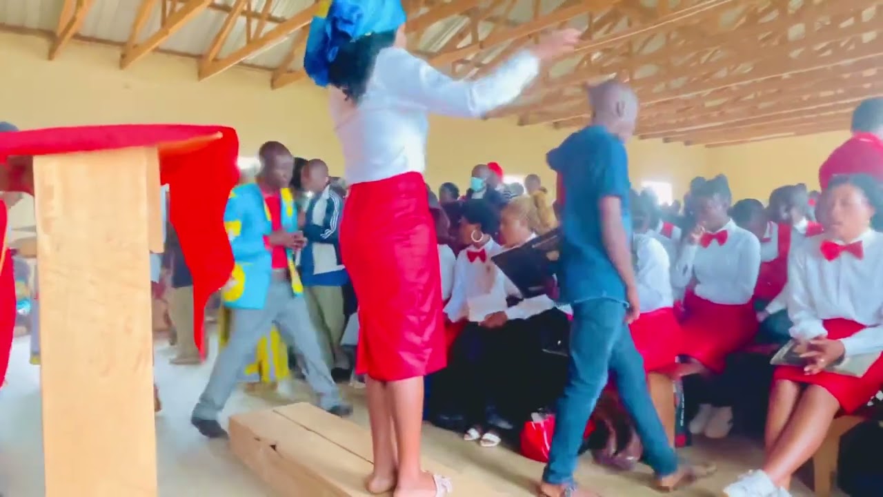 La chorale Holy Spirit en pleine messe (Wote walio alikwa & Tumealikwa na Bwana Mungu)