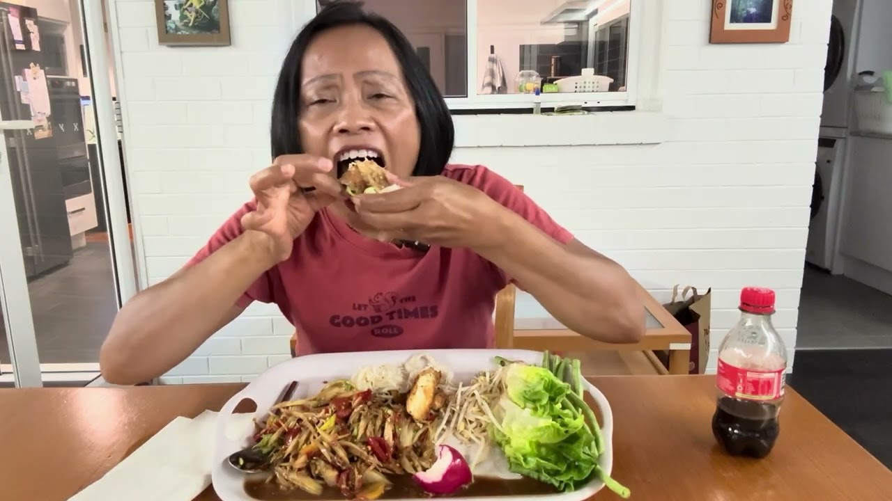 มื้อนี่กินส้มตำตามเคยค่ะกับปลาทอดค่ะ ￼