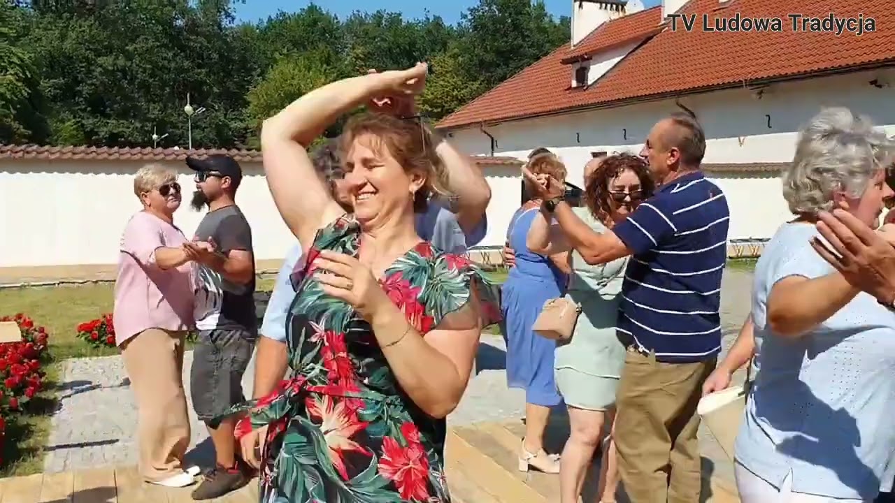 Ludowe tańce w jednym z najpiękniejszych miejsc na ziemi kieleckiej w Pustelni Złotego Lasu 