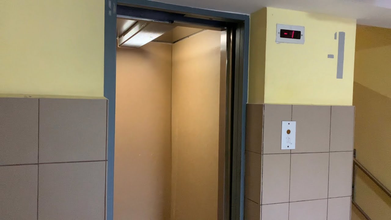 Lift Service z lat 90-tych - Garwolińska 12, Warszawa (Warsaw in Poland)