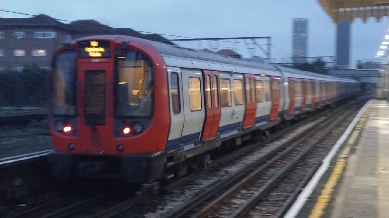 (Diverted) - Circle Line - S7 Stock - (266) - at Plaistow Tube Station - on Platform 1 - 25/01/2026