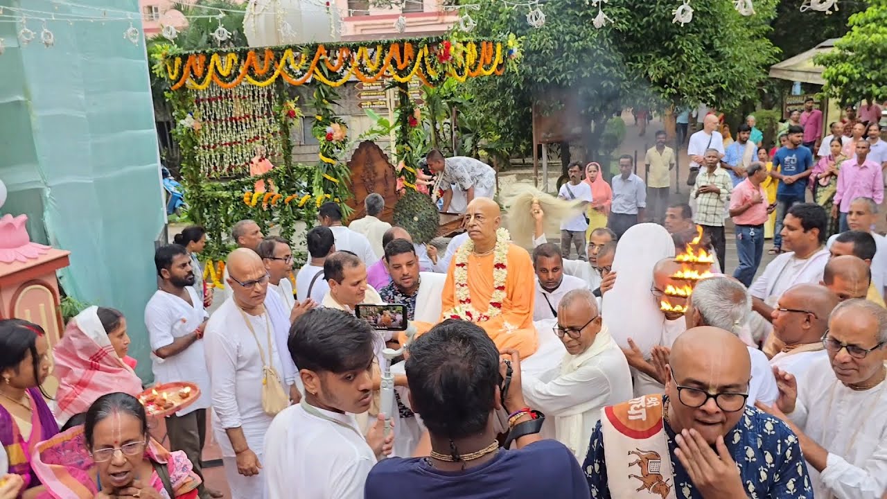 মায়াপুর ইসকন মন্দিরে প্রভুপাদের ব্যাস পূজা কেমন হয়