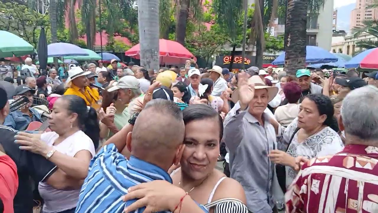 Baile Callejeros,Parque Berrio, Medellin 😄, Suscríbete es gratis 🎊🎉✨️😘