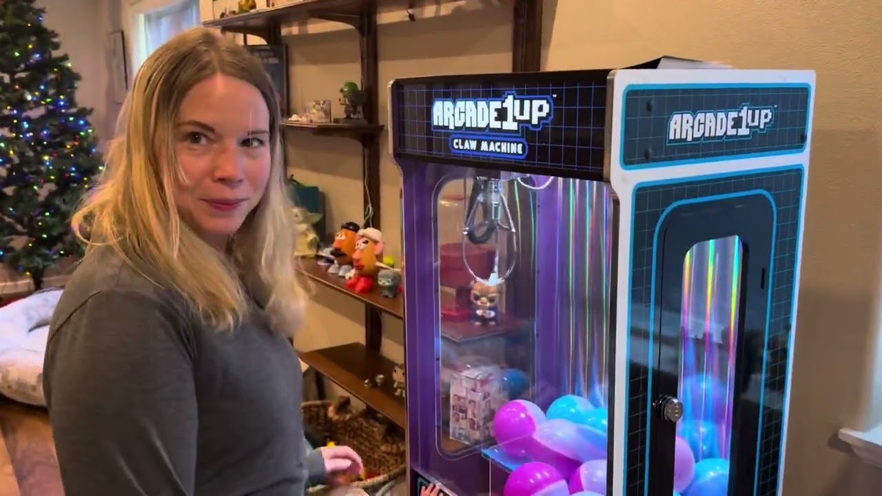 Обзор игрового автомата Arcade 1UP Claw Machine — самый эпичный рождественский адвент-календарь