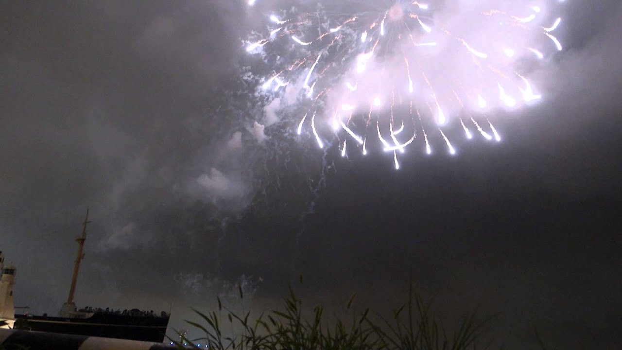横浜スパークリング花火と雷の競演