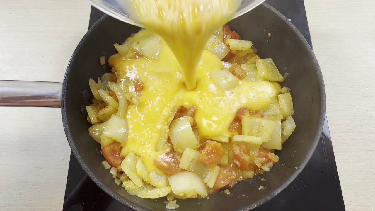 Scrambled eggs with letcho! Hungarian breakfast recipe.