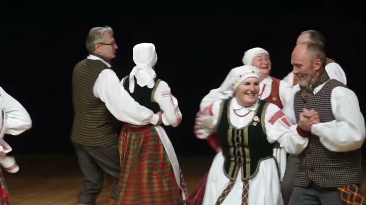 Radviliškio miesto kultūros centro folkloro ansamblis AIDIJA