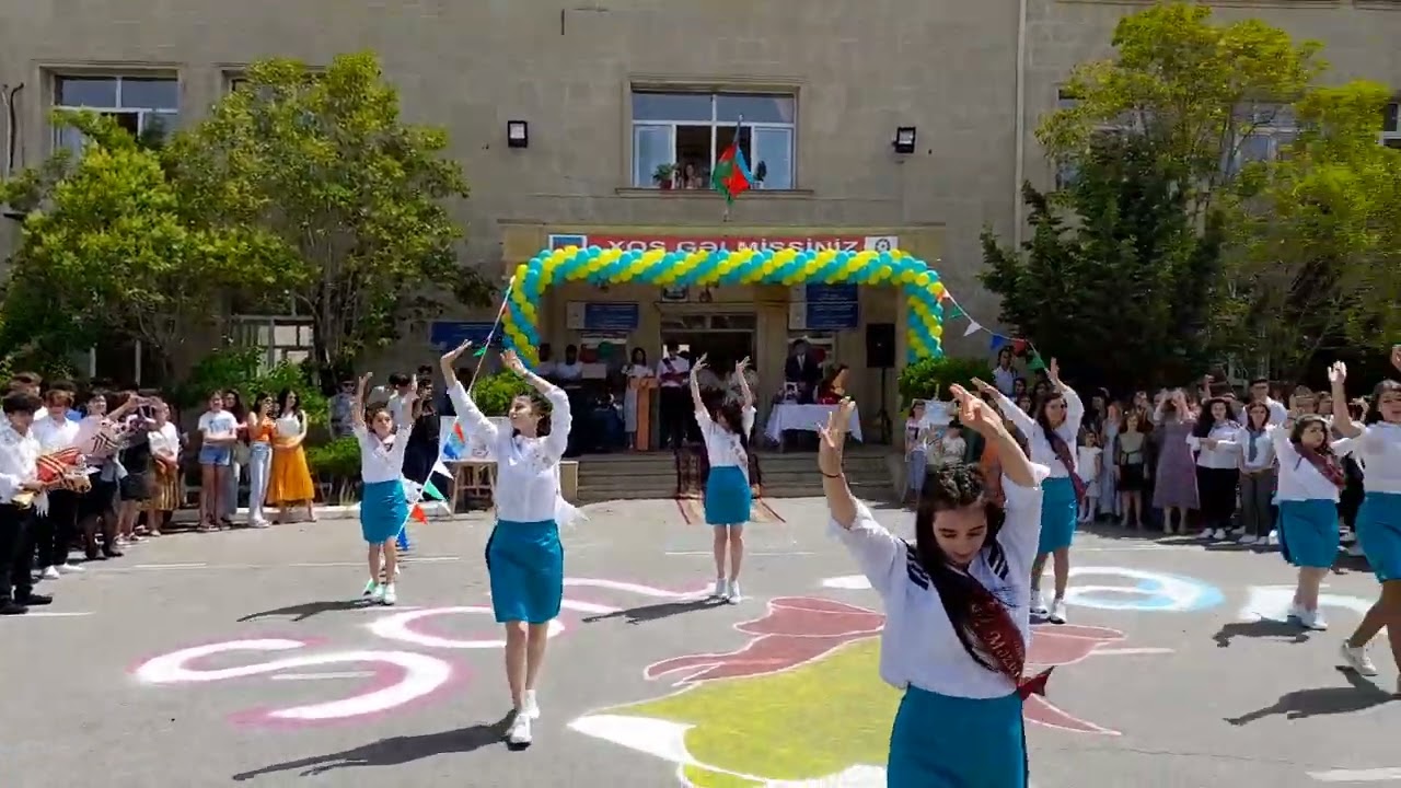 Son zəng tələbələrinin milli rəqsi.