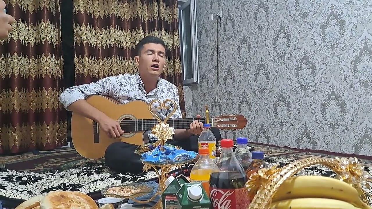 Афзалшоҳи Сафарзод. сарояндаи ҷавон.