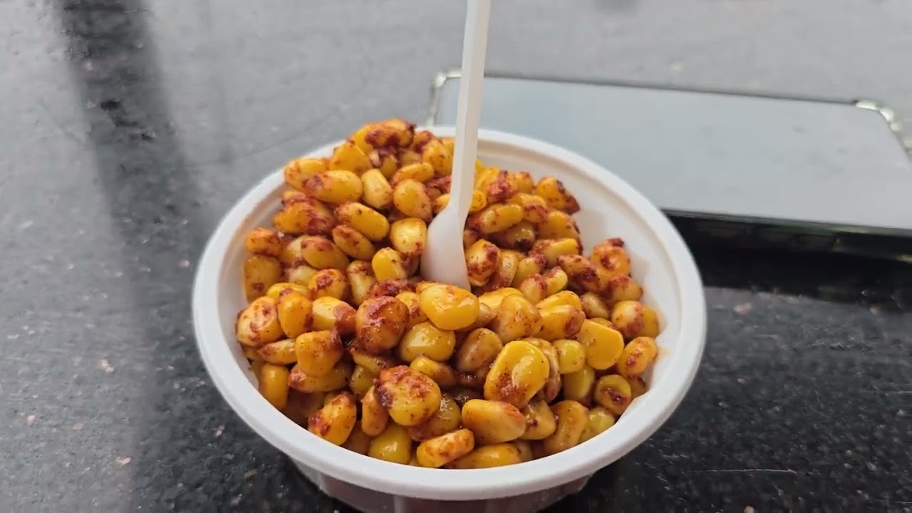 Прогулка под дождем и поедание вареной кукурузы 🌧️🌽 | Уютная атмосфера кафе