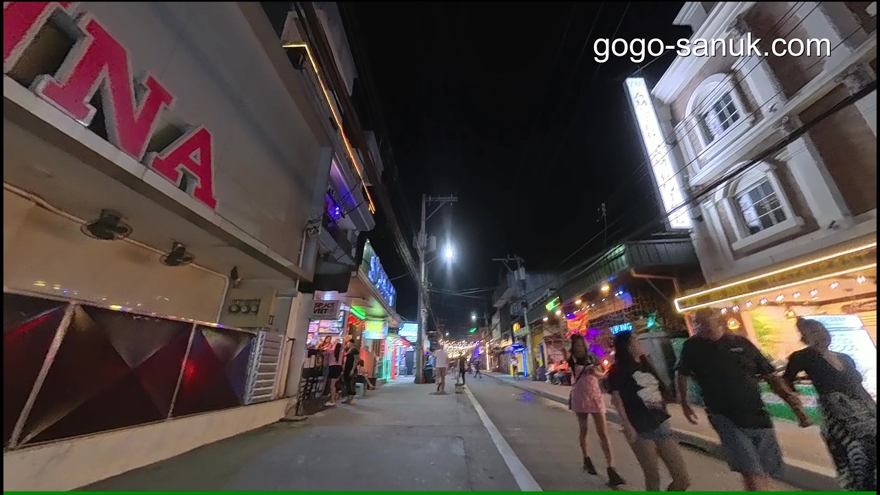 Angeles Walking Street 11AM vs 2:30AM 🌞🌙 | Red Street Day & Night 🇵🇭