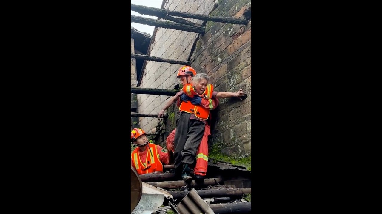 82-year-old woman rescued through roof amid flooding in Hunan, China