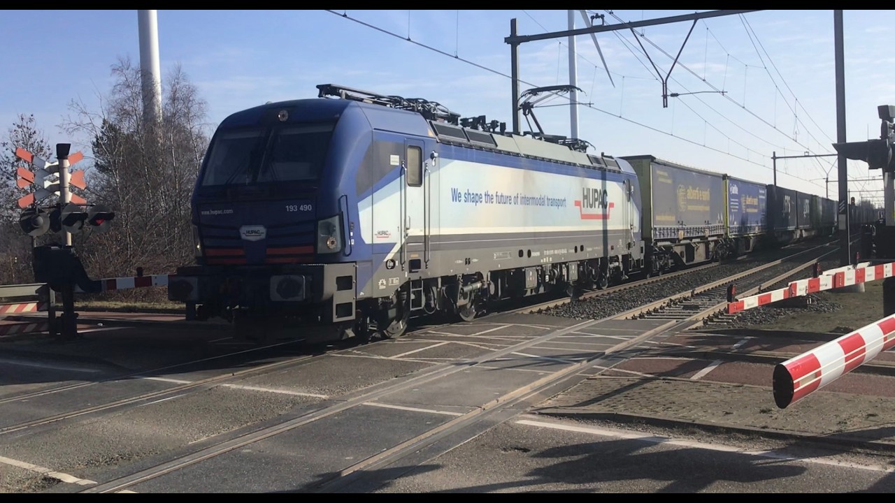 Railroadcrossing action 🔴🔔🔴! Newtonweg Blerick 🇳🇱! GTS Rail Container Train ! Hupac rent Vectron 🚂👀🎥