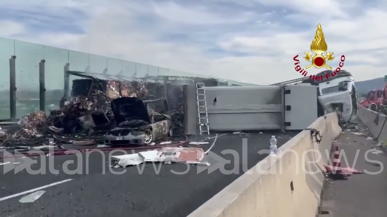 Scontro tra tir e auto in A1 all'altezza di Firenze: scoppia l'incendio, due morti