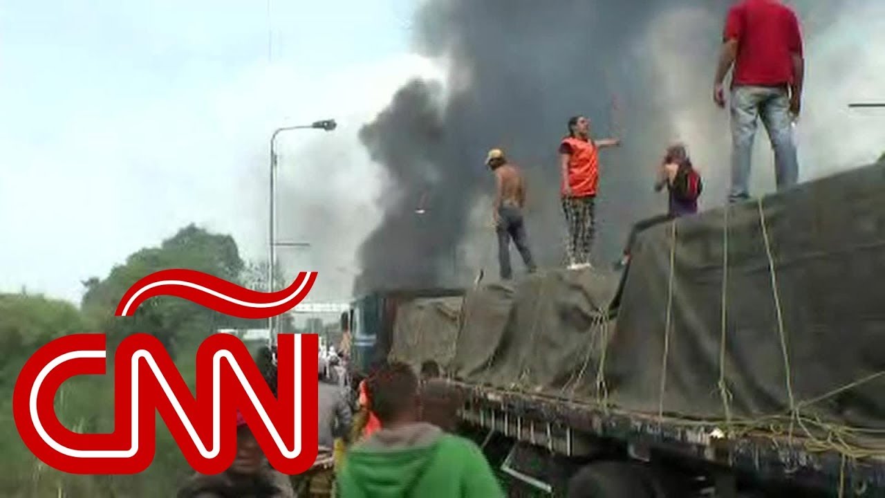 Arden camiones con ayuda humanitaria entrando a Venezuela