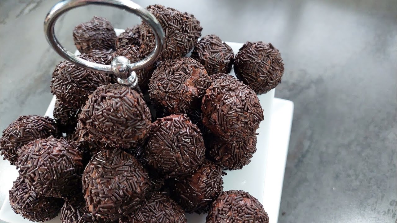 Punschkugeln oder Rumkugeln nach einem alten Rezept in wenigen Schritten erkl&auml;rt.