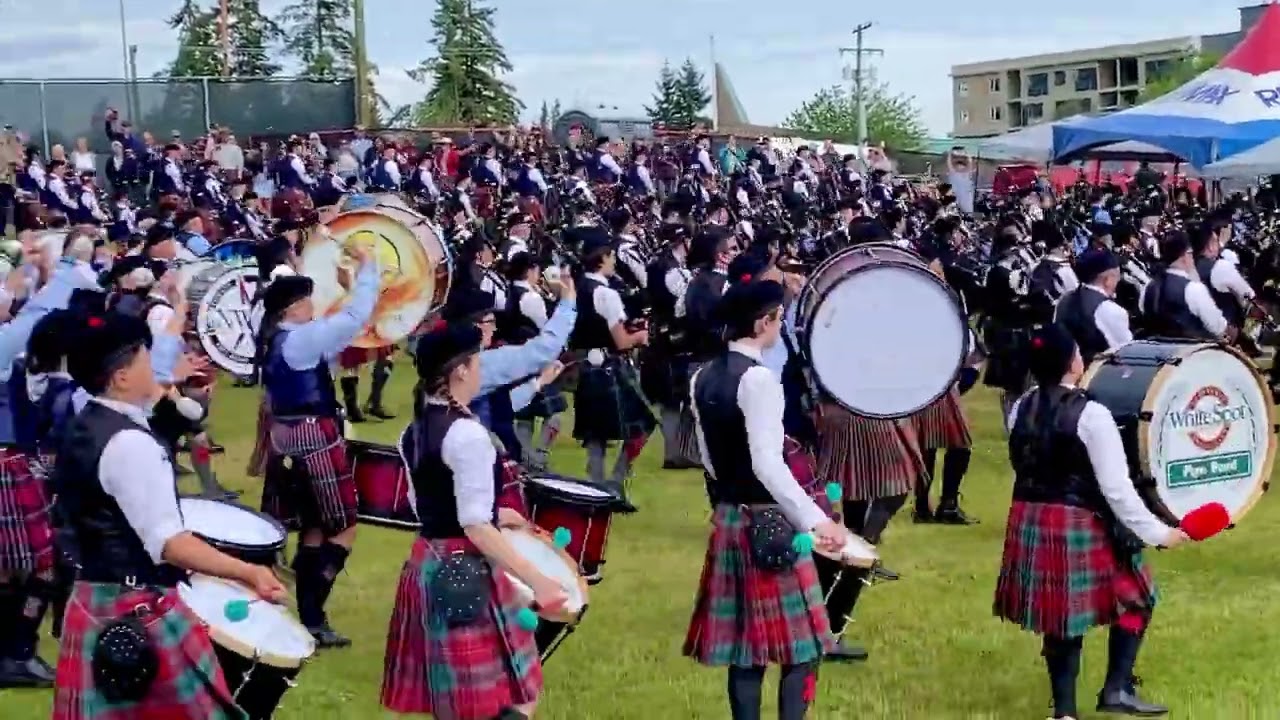 That's how it sounds when 200 bagpipers play together l ScotFestBC l Vancouver