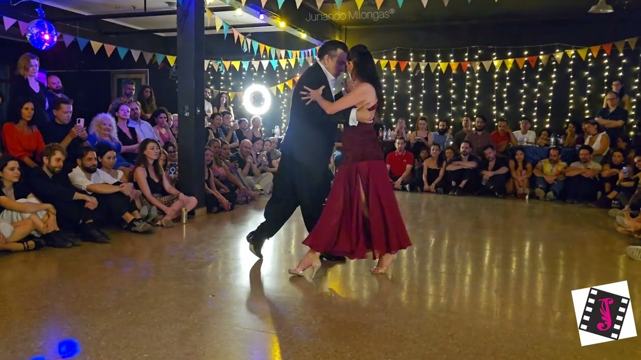 Bailan! CHICHO FRUMBOLI & MOIRA CASTELLANO | Milonga triste  | Tango Argentino | Junando Milongas®