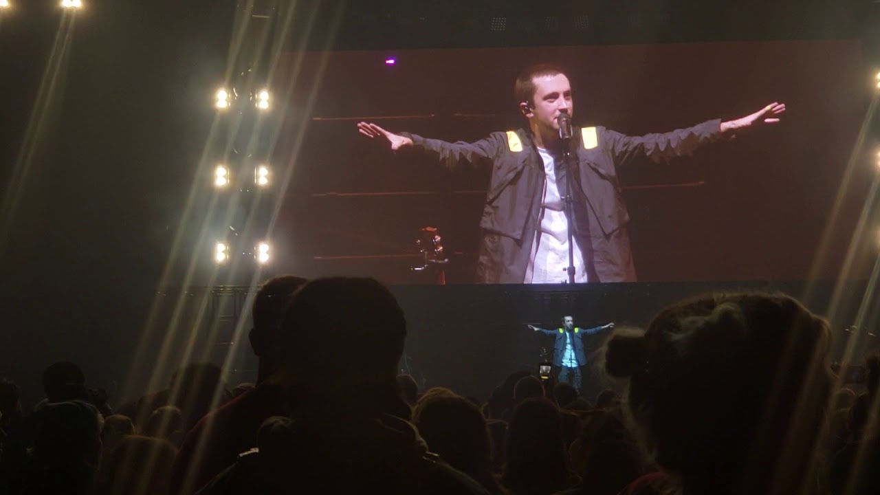 Tyler Joseph roasts his own crew over screen glitch