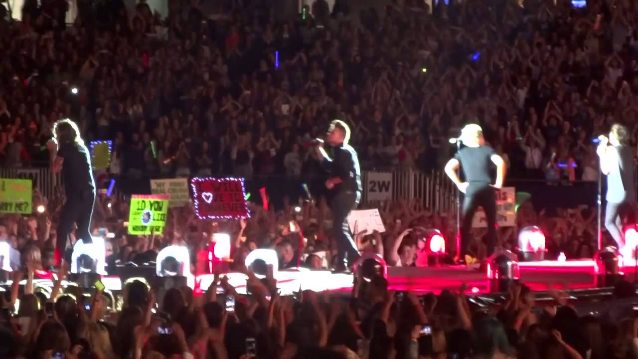 One Direction Fireproof Liam reading signs Chicago 23 August 2015 OTRA Tour