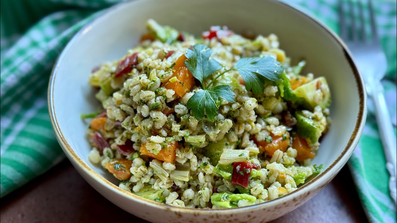 Insalata di orzo e verdure invernali, ideale per la pausa pranzo